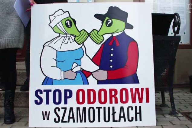 plakat z dwiema postaciami w maskach gazowych i napis: stop odorowi w szamotułach
